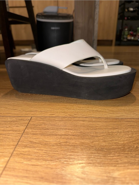 Frame Denim White Leather Thong Sandals with Black Sole main image 0